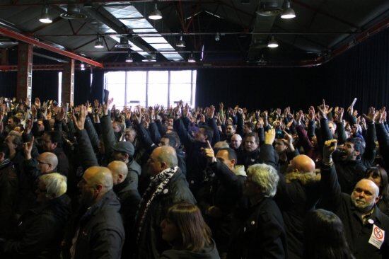 L'assemblea de treballadors de TMB que ha aprovat la convocatòria de vaga de metro i autobus pel Mobiles World Congress