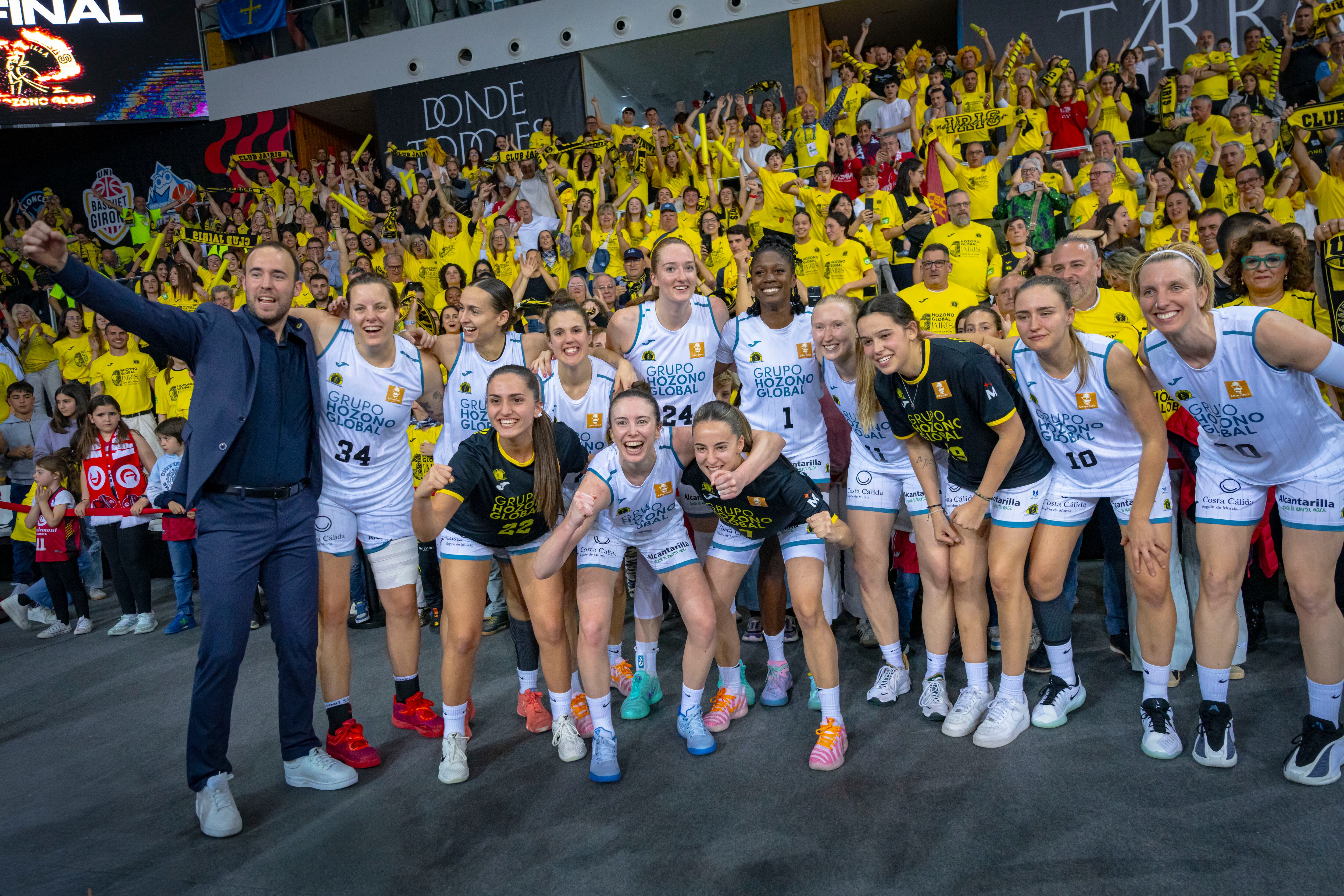 La plantilla del Hozono Global Jairis celebra el pase a la final en Tarragona