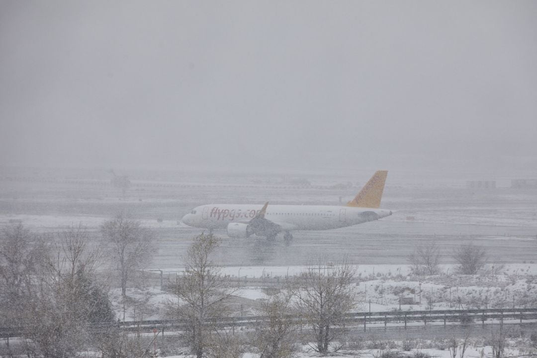 Un avión de la compañía Flypgs en el Aeropuerto de Madrid-Barajas Adolfo Suárez, en Madrid (España), a 8 de enero de 2021