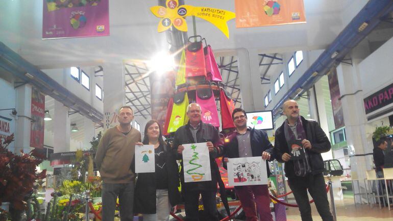 Representantes del Ayuntamiento de Dénia, empresa Garmol y del Mercat Municipal frente al Árbol de Navidad.