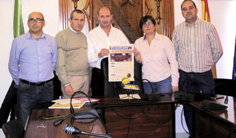 El alcalde (centro) presenta el cartel del Encuentro, acompañados del Jefe de la Agrupación Local y de varios concejales del Ayuntamiento de Jódar