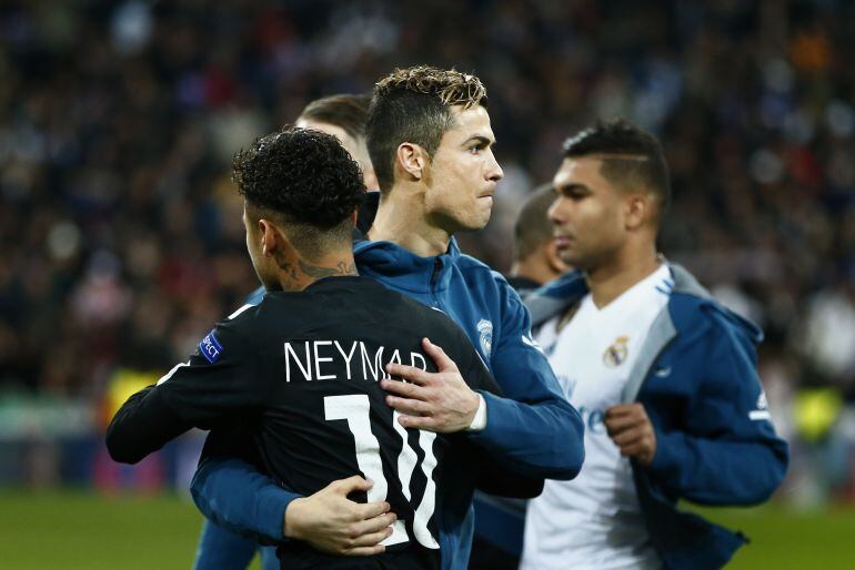Neymar y Cristiano se saludan antes del comienzo del Real Madrid-PSG