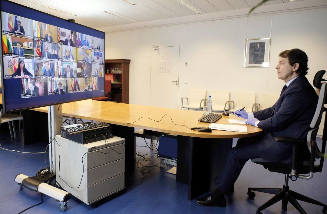 Alfonso Fernández Mañueco durante la conferencia telemática con Pedro Sánchez y el resto de presidentes de CCAA