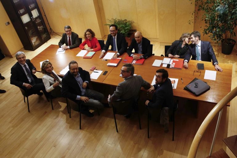 Vista general de la primera reunión técnica de los equipos negociadores del PSOE y Ciudadanos celebrada hoy en el Congreso. El equipo del PSOE (arriba) está compuesto por Antonio Hernando (3ºi), Jordi Sevilla (i), Meritxell Batet (2ºi), Rodolfo Ares (3ºd)