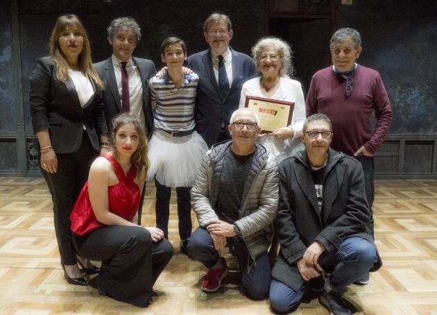 El president de la GVA y el secretario de Turismo, Francesc Colomer, junto a los artistas y empresarios valencianos de Billy Elliot