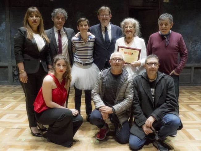 El president de la GVA y el secretario de Turismo, Francesc Colomer, junto a los artistas y empresarios valencianos de Billy Elliot
