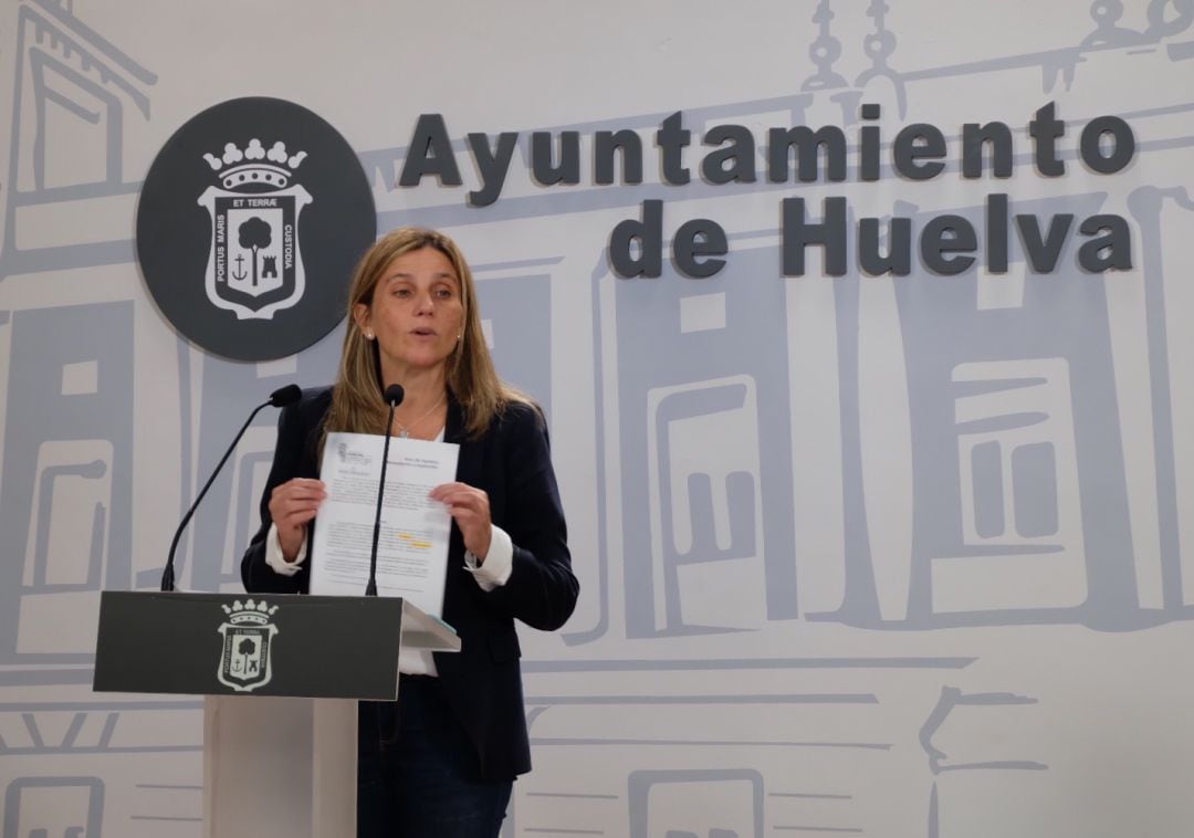 La concejal de Economía y Hacienda del Ayuntamiento de Huelva, María Villadeamigo, en la sala de prensa del Ayuntamiento.