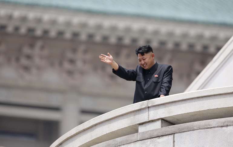 El líder norcoreano Kim Jong-un saluda al pueblo durante un desfile para conmemorar el 60 º aniversario de la firma de la tregua en la Guerra de Corea 1950-53.