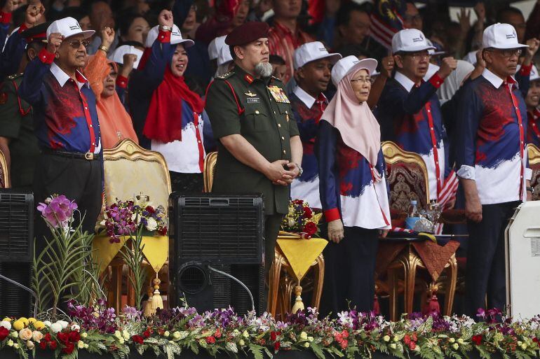 El sultán del rey de Malasia, Muhammad V (2i); el primer ministro Mahathir Mohamad (i); el viceprimer ministro Minsiter Wan Azizah Wan Ismail (2d), y el líder de facto del Partido de la Justicia Popular (PKR), Anwar Ibrahim (d), participan en las celebraciones del Día de la Independencia de Malasia 