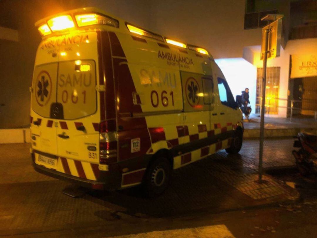 El 061 ha atendido a tres personas por inhalación leve de humo