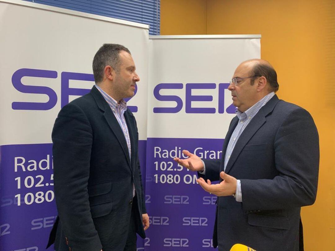 El director general de Radio Granada, Adolfo Machado, conversa con el candidato por el PP a la alcaldía de Granada, Sebastián Pérez