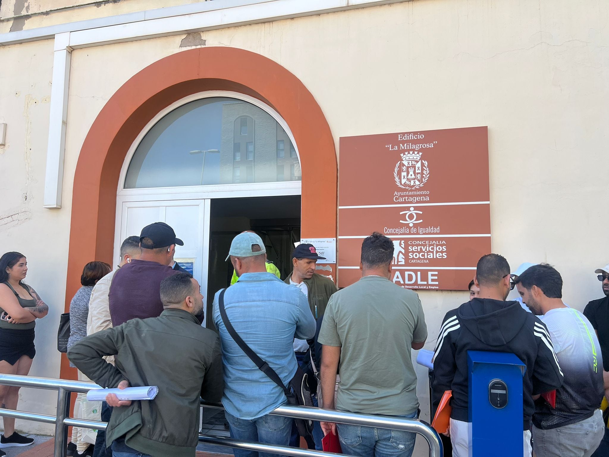 La regularización arranca en Cartagena con colas y esperanza