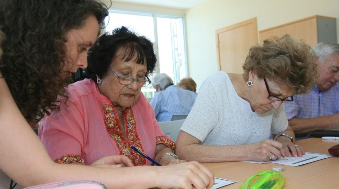 Las terapias y ejercicios se realizan en centros sociales, viviendas tuteladas y en los propios hogares.