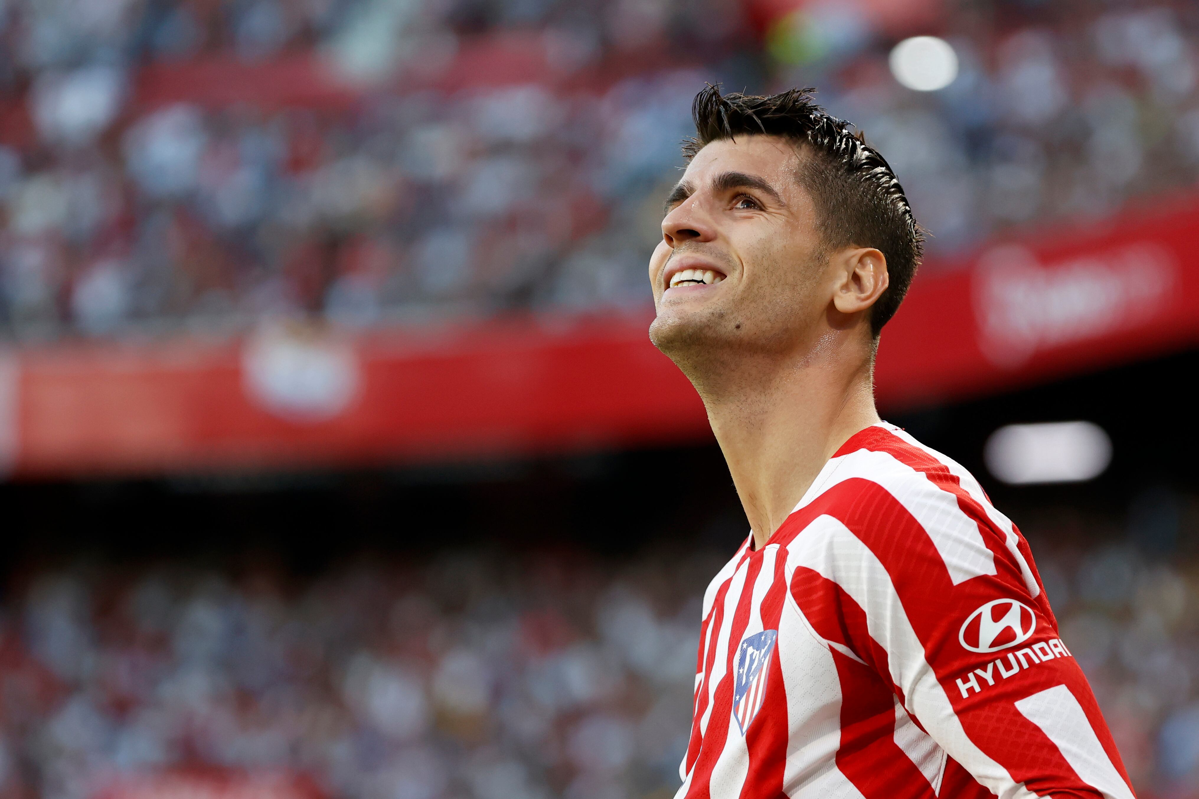 El delantero del Atlético de Madrid Álvaro Morata celebra su gol, segundo del equipo ante el Sevilla FC, durante el partido de la jornada 7 de LaLiga que se juega hoy sábado en el estadio Sánchez-Pizjuán, en Sevilla.