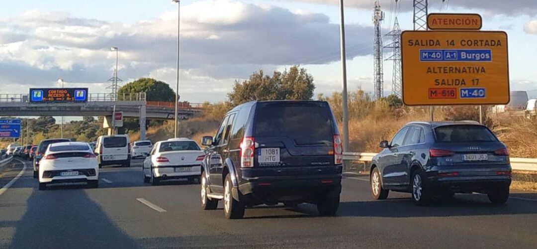Atasco por el corte del acceso de la M-607 con la M-40