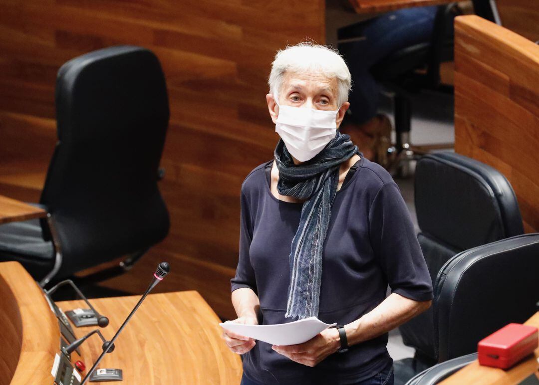 La consejera de Educación, Carmen Suárez, participando en un pleno de la Junta General del Principado