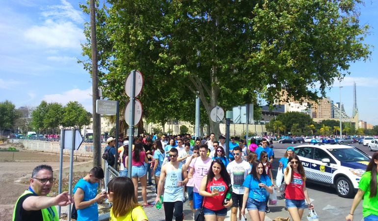 Jóvenes en las inmediaciones del festival de paellas organizado en La Punta.