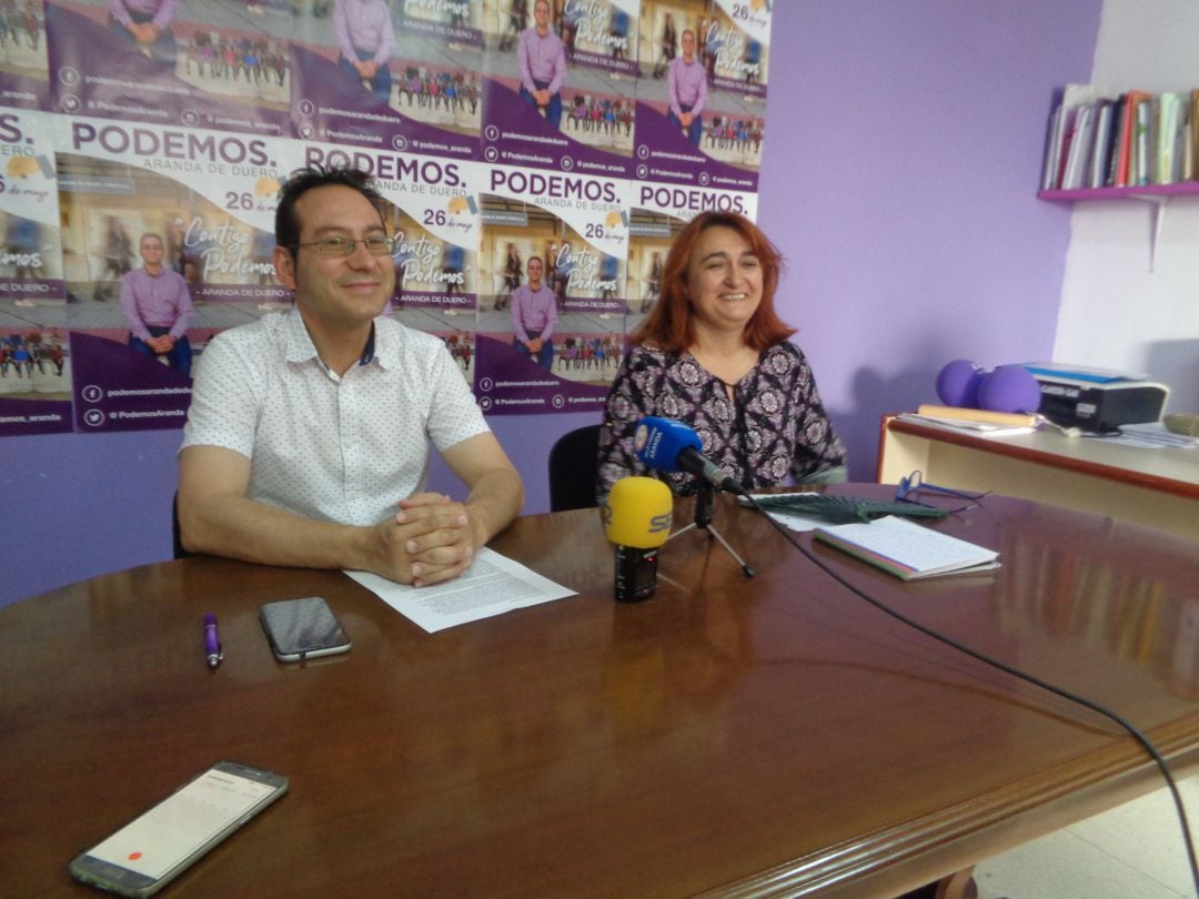 Andrés Gonzalo, portavoz del grupo municipal de Podemos en el ayuntamiento de Aranda junto a su compañera concejala por el mismo partido, Maria Ángeles Pizarro