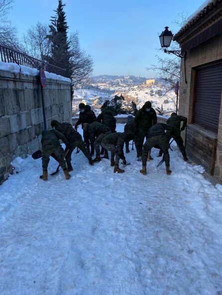 Militares de la BRIX, durante las labores de limpieza de hielo y nieve en Toledo