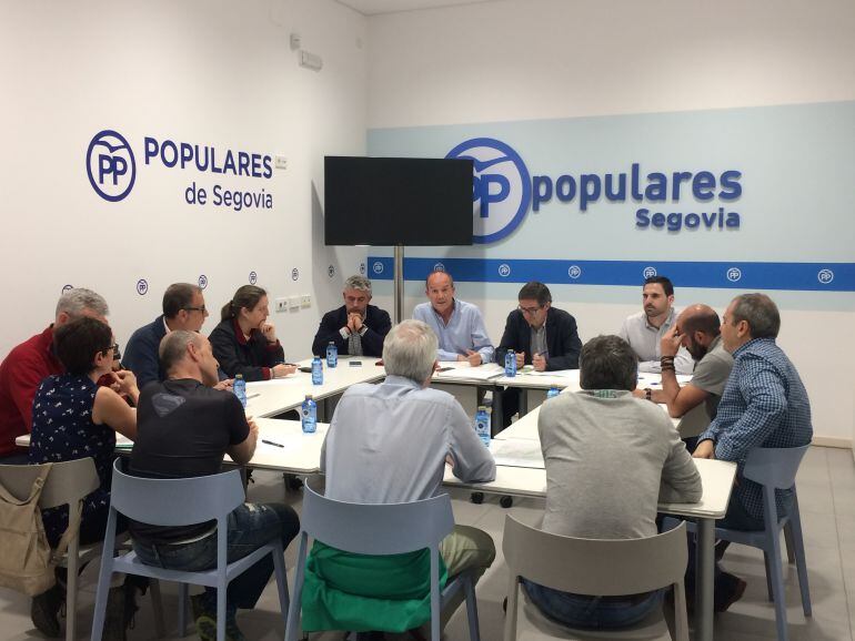 Reunión celebrada en la sede del PP Segovia con el director general Medio Natural y representantes del colectivo ciclita acompañados por miembros del PP.