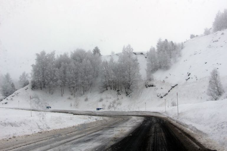 Estat de la carretera RN-20 d'accés a Andorra des de França.
