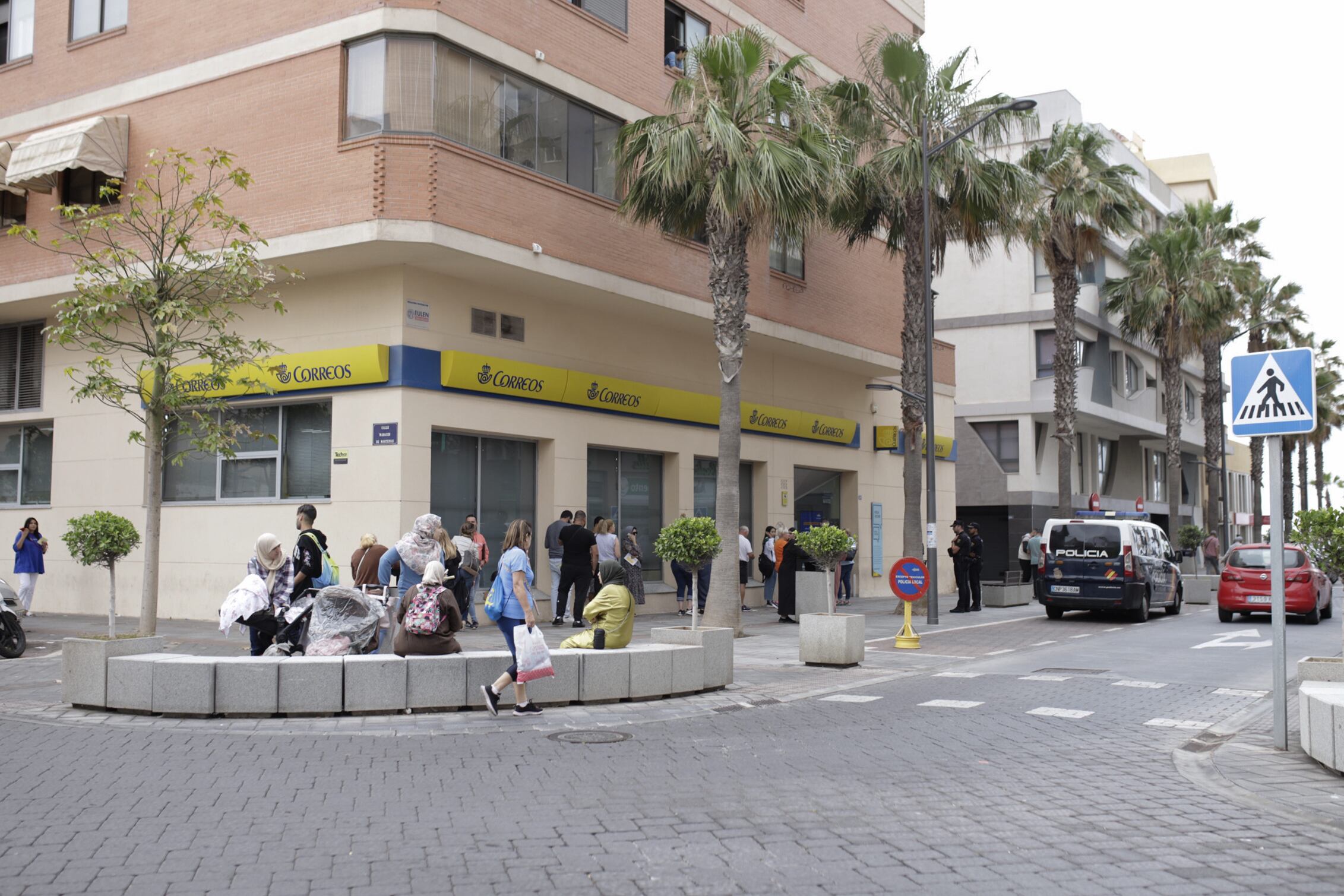 Cola en una oficina de Correos de Melilla