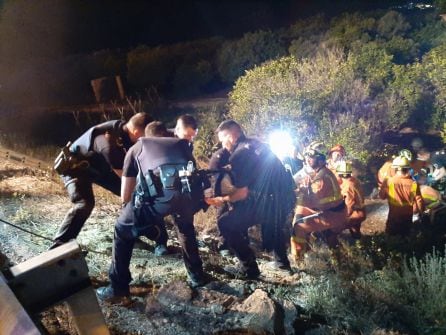 Bomberos y policías excarcelan a los heridos del coche.