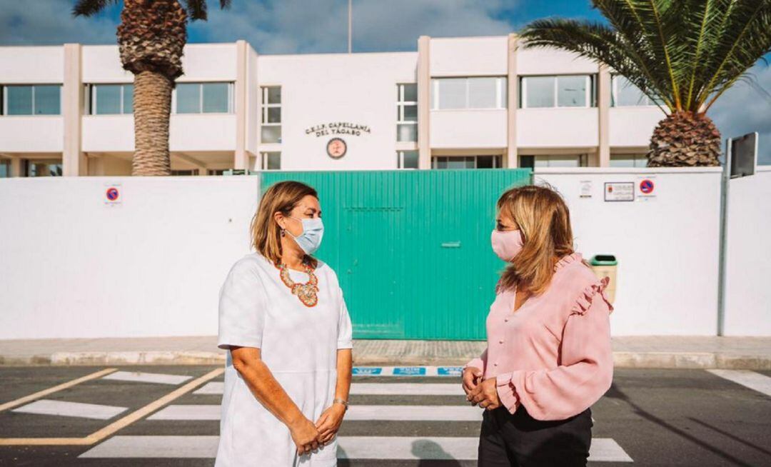 La alcaldesa de Arrecife, Ástrid Pérez, y la concejal de Educación, Rosario González.