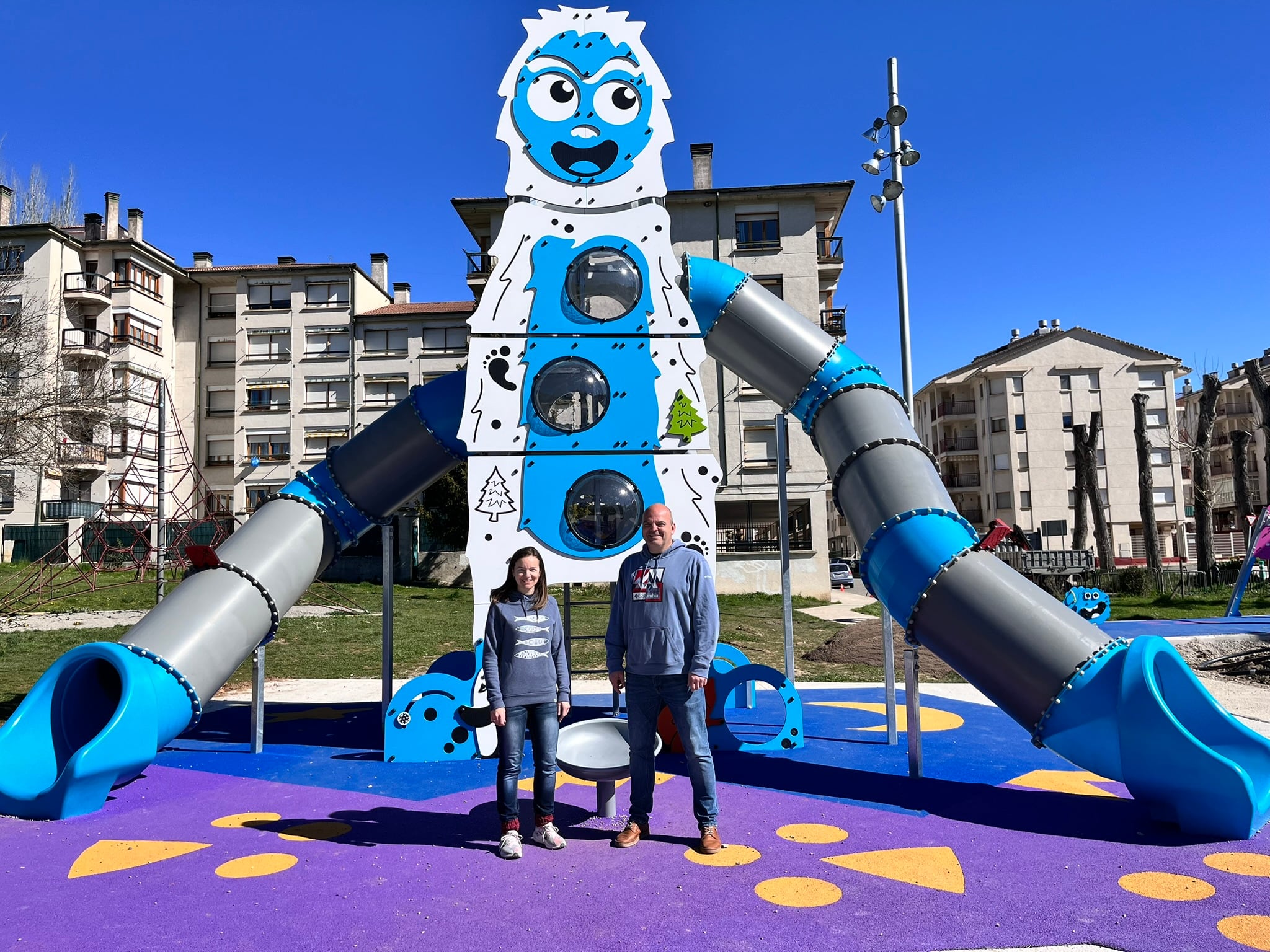La instalación principal es una torre gigante de temática del Yeti