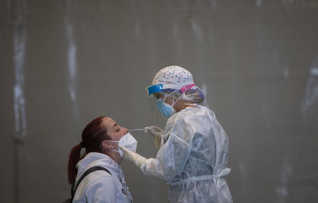 Sanitarios trabajando durante las pruebas de cribado de covid-19 con test de antígenos en pabellones deportivos de la ciudad
