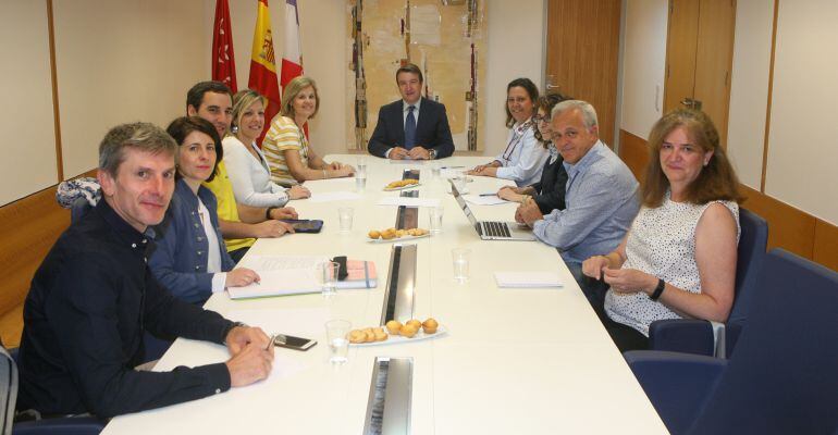 Reunión del gobierno municipal de Tres Cantos con los responsables de los centros educativos