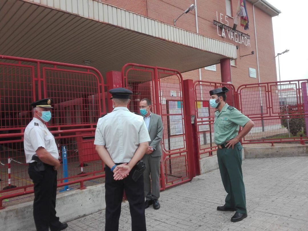 El subdelegado del Gobierno, Ángel Blanco, junto a agentes de la Guardia Civil y del Cuerpo Nacional de Policía