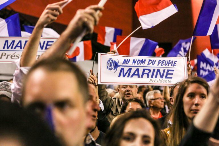 Seguidores de Marine Le Pen durante un acto de campaña