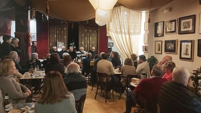 El pub L'Escenari es va quedar xicotet per albergar la presentació del quart llibre de Tipografía La Moderna