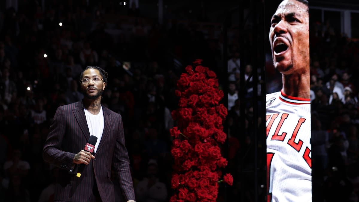 Derrick Rose, roto en su homenaje como leyenda de los Bulls: "Es un héroe local y un símbolo de toda una era del baloncesto"