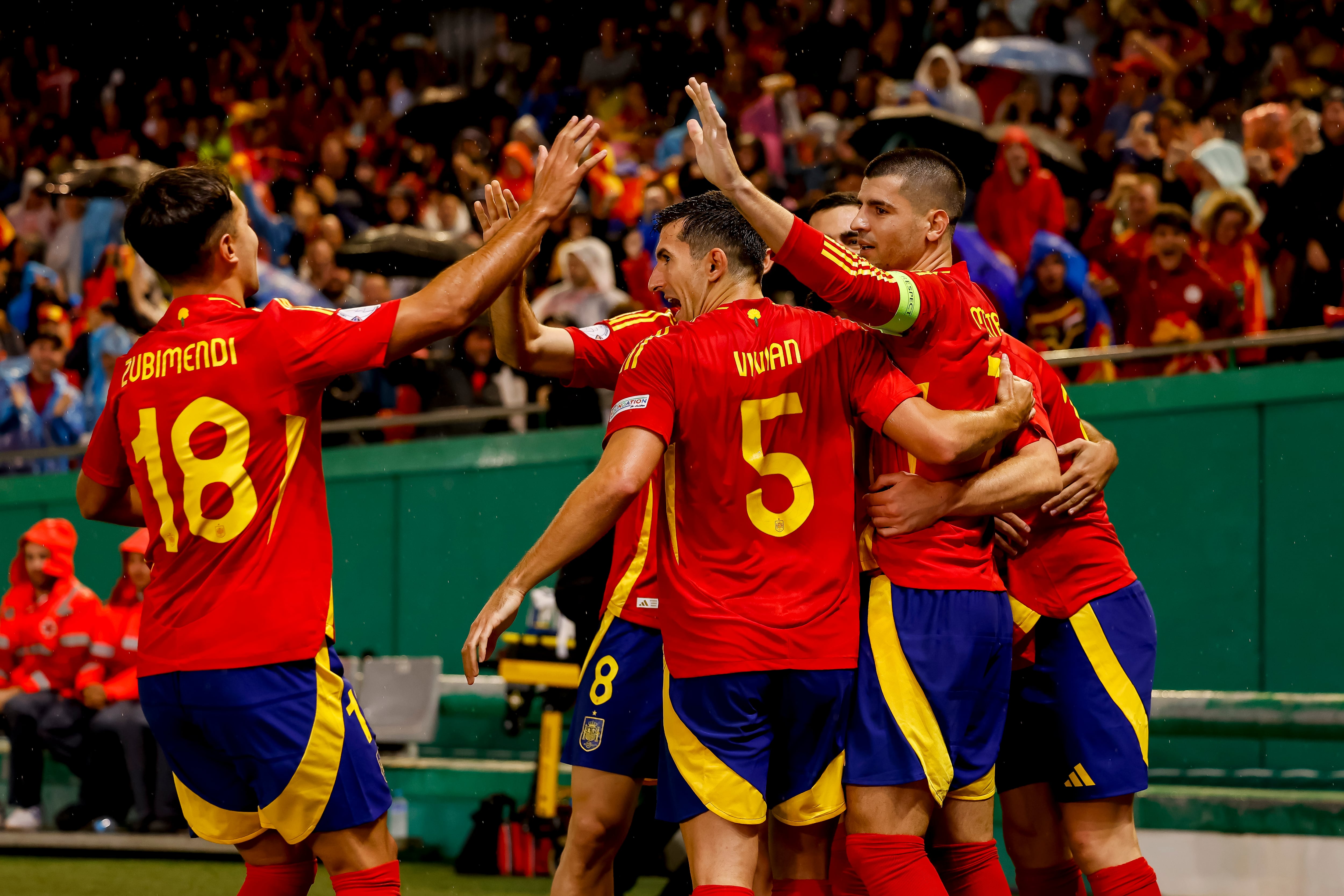 España celebra uno de los tantos en su victoria frente a Serbia en la UEFA Nations League