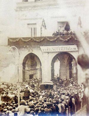 El cortejo de Alfonso XIII en la plaza Mayor.