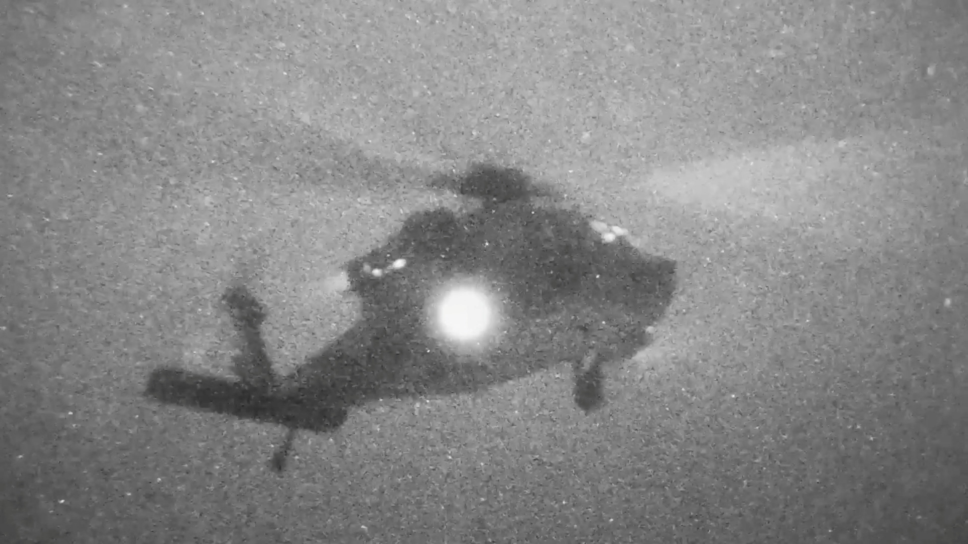 Un helicóptero transporta infantes de marina estadounidenses desde el buque de asalto anfibio USS Tripoli en una ubicación desconocida, en lo que el Comando Central de los Estados Unidos (CENTCOM) describe como una operación para abordar y capturar el buque de carga con bandera iraní M/V Touska.