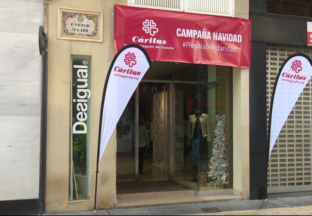 Exterior de la tienda habilitada por Cáritas Gandia en la calle Mayor de Gandia para llevar a cabo esta campaña.
