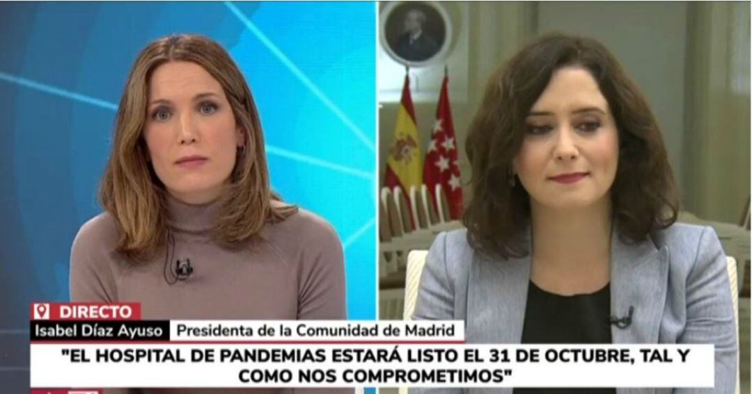 La presidenta madrileña, Isabel Díaz Ayuso, (derecha) durante la entrevista