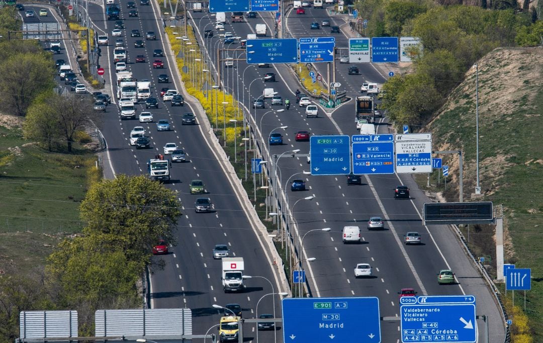 Varios vehículos circulan por una carretera.