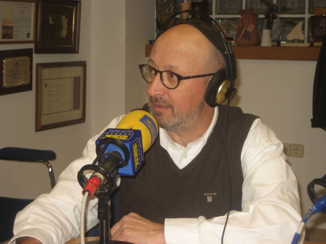 Joanfra Rozalén, responsable de La Dependent, en una imatge d'arxiu als estudis de Radio Alcoy.