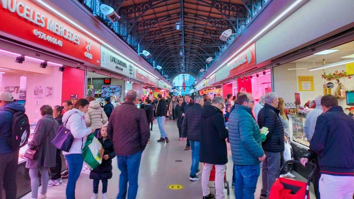 El cordero "muy caro" y el "pescado se ha venido arriba": Los aragoneses preparan la cesta navideña