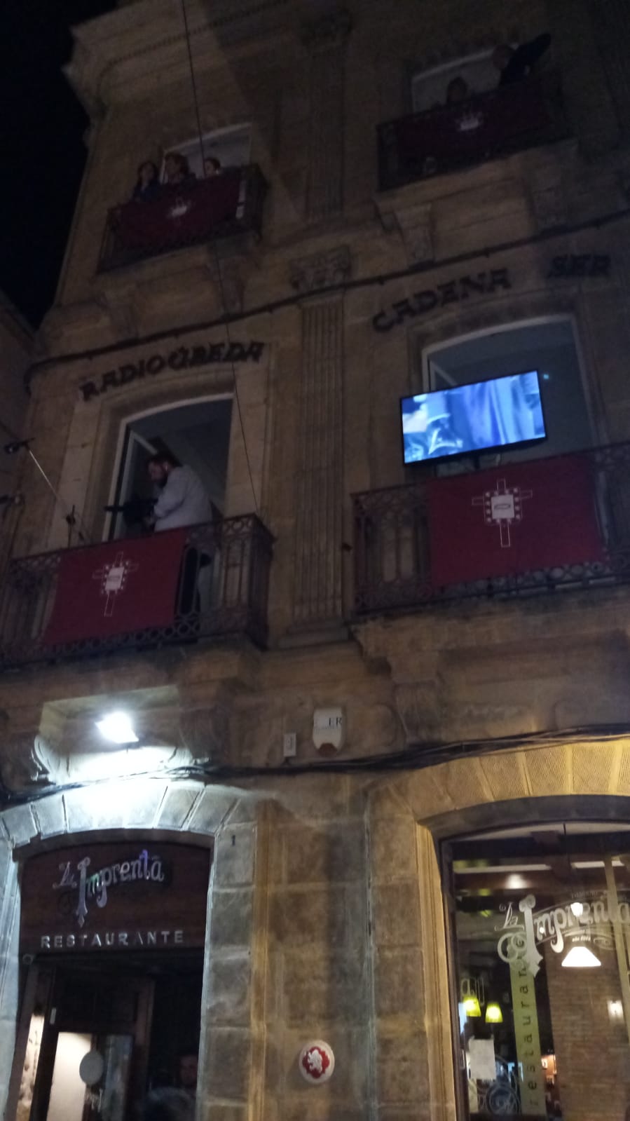 Estudios de Diez TV y Radio Úbeda, con la balconada desde que se lleva a cabo la retransmisión de la &#039;Procesión General&#039;