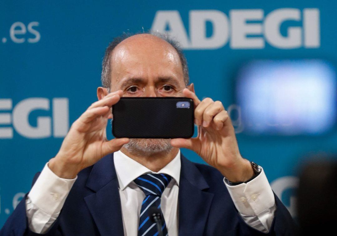  El presidente de Adegi, Eduardo Junkera, toma una fotografía con el móvil este martes en San Sebastián donde ha analizado la situación económica tras la asamblea general de la patronal.