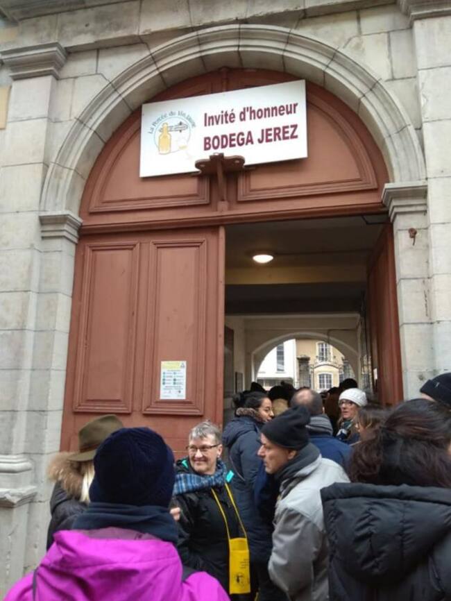 Colas para degustar los vinos de las tres bodegas de Jerez