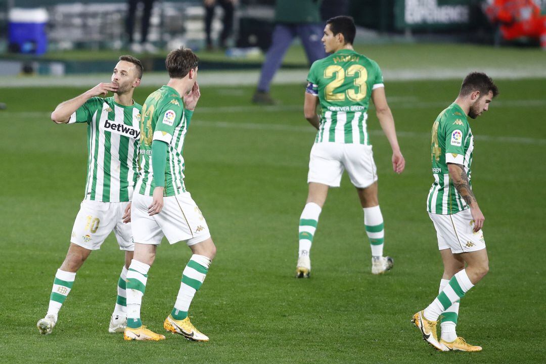 SEVILLE, SPAIN - JANUARY 20: Sergio Canales of Real Betis celebrates with teammate Juan Miranda after scoring their team's first goal after scoring their team's first goal during the La Liga Santader match between Real Betis and RC Celta at Estadio Benito Villamarin on January 20, 2021 in Seville, Spain. Sporting stadiums around Spain remain under strict restrictions due to the Coronavirus Pandemic as Government social distancing laws prohibit fans inside venues resulting in games being played behind closed doors. (Photo by Fran Santiago Getty Images)
