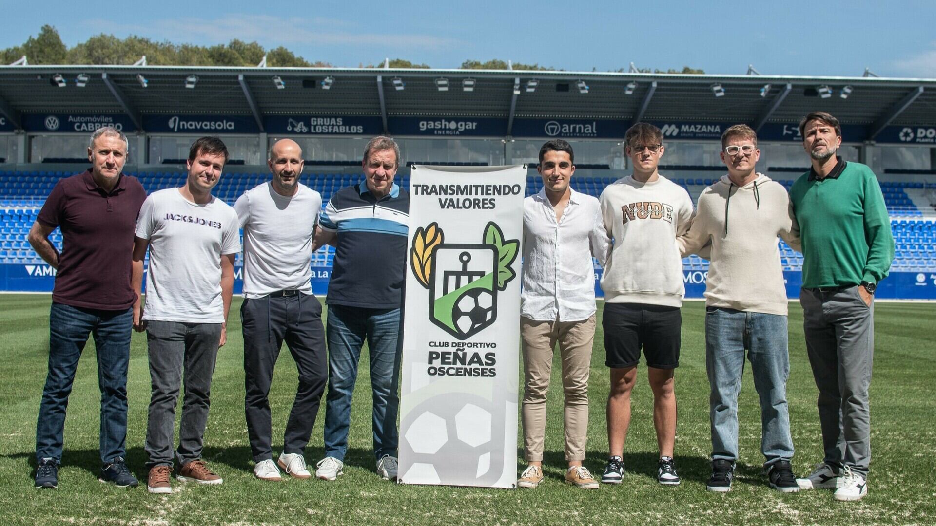 El acuerdo se ha presentado en el césped de El Alcoraz