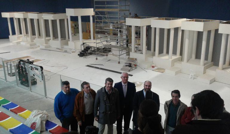 El nuevo polideportivo del colegio de los Padres Blancos acoge en estos días el Belén Viviente indoor más grande de España