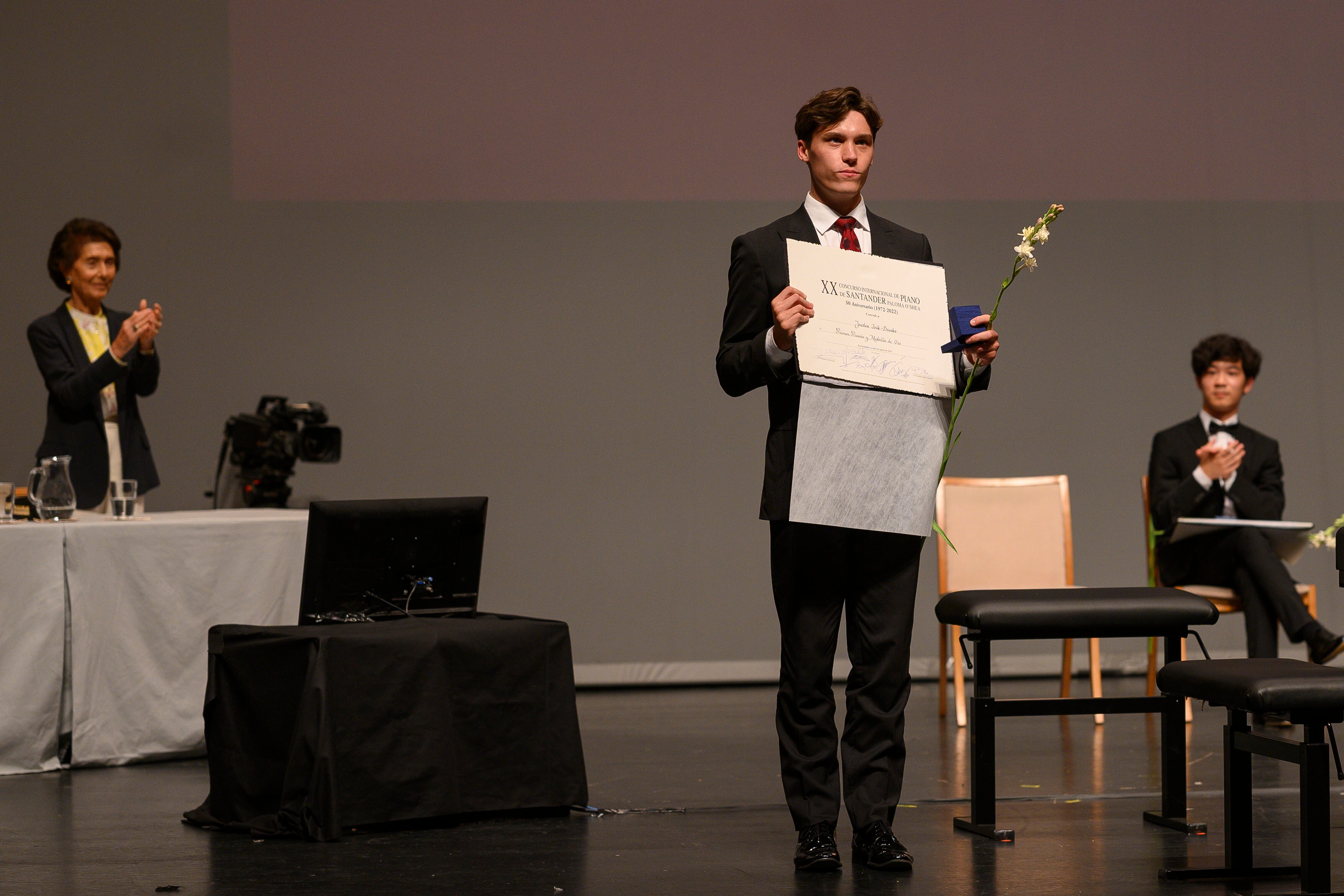 El ganador del Concurso Internacional de Piano &quot;Paloma O&#039;Shea&quot; de Santander, Jaeden Izik-Dzurco, durante la ceremonia de la entrega de premios celebrada este viernes en Santander. EFE/Pedro Puente